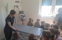 dzieci ogladaja sale operacyjna