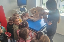 Dzieci badaja  pluszowego pieska