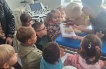 Dzieci ogladaja model kleszcza. pchly, swierzbowca