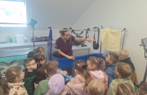 dzieci ogladaja gabinet pielegnacji zwierzat