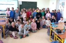 Zdjecie grupowe przedszkolaków i uczniów.