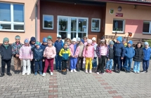 Dzieci z gr. IX przed budynkiem szkoly.