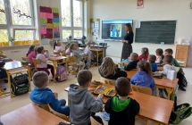 Szesciolatki w lawkach szkolnych sluchaja p. nauczycielki.