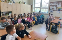 Dzieci z gr. IX w klasie szkolnej.