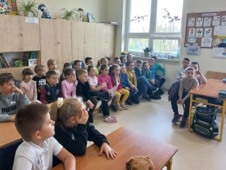 Dzieci z gr. IX w klasie szkolnej.