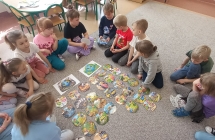 Dzieci wybieraja ilustracje, ktore sa dobre albo zle dla naszej planety