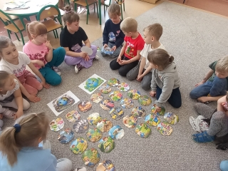 Dzieci wybieraja ilustracje, ktore sa dobre albo zle dla naszej planety