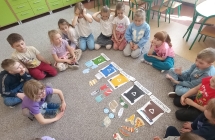 Dzieci segreguja smieci