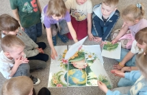 Dzieci ukladaja duze puzzle