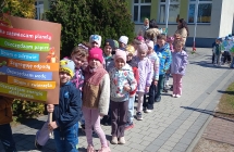 Dzieci ida z transparentem