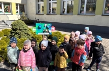 Przemarsz Sowek z transparentem dotyczacym dbania o nasza Planete