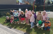 dzieci z grupy I z plakatem z okazji Dnia Ziemi
