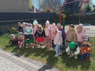 dzieci z grupy I z plakatem z okazji Dnia Ziemi