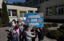 1. Dzieci z transparentem.