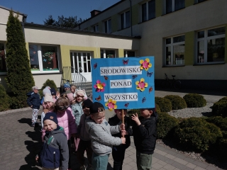 1. Dzieci z transparentem.