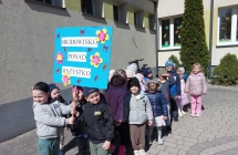 2. Przemarsz dzieci z transparentem.