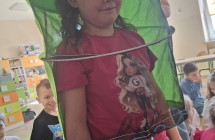 Dziewczynka w kapeluszu pszczelarskim.