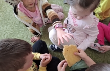 Dzieci ogladaja weze pszczela uzywana w pszczelarstwie do tworzenia plastrow miodu.