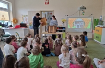 Pan pszczelarz prezentuje dzieciom budowe ula.