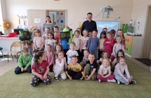 Pieciolatki pozuja do zdjecia z Panem Pszczelarzem i jego corka.