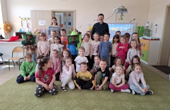 Pieciolatki pozuja do zdjecia z Panem Pszczelarzem i jego corka.