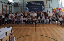 Pasowanie na przedszkolaka dzieci i rodzice