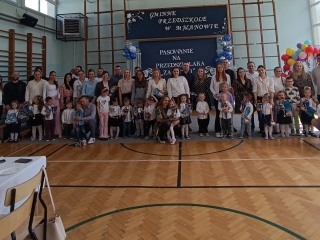 Pasowanie na przedszkolaka dzieci i rodzice