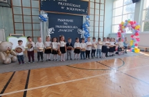 dzieci graja na bebenku