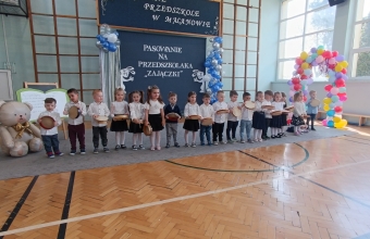 dzieci graja na bebenku