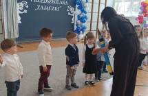 Pani dyrektor pasuje dzieci na przedszkolaka