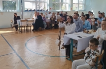 Rodzice podczas pasowania na przedszkolaka