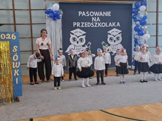 Zdjecie z papierowymi Sowkami na glowie