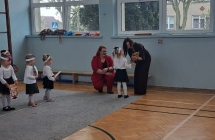 Wreczanie podziekowan za przybycie dla Pani Dyrektor