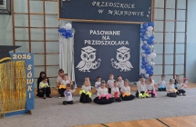 Sowki tancza z papierowymi motylami