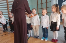 4. Pani dyrektor pasuje olowkiem dzieci na przedszkolakow.