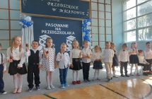 9. Przedszkolaki graja na instrumentach.
