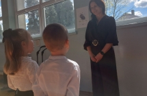 6. Dzieci prosza pania dyrektor o pasowanie.