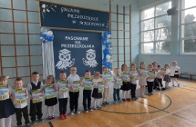 3. Dzieci z dyplomami pasowania na przedszkolaka.