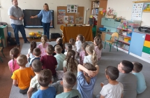 Przedstawienie gosci dzieciom.