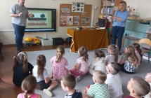 Pan prezentuje dzieciom z gr. IX kakaowce na tablicy interaktywnej.