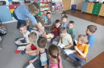 Pani czestuje dzieci czekolada