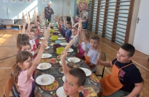 Dzieci z gr. IX pokazuja walki do ciasta.