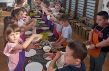 Dzieci formuja ciasto na pizze.
