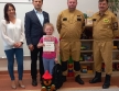 Dziewczynka z dyplomem i nagroda