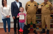 Dziewczynka z dyplomem i nagroda