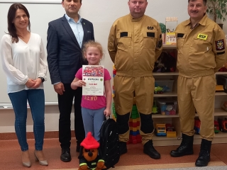 Dziewczynka z dyplomem i nagroda
