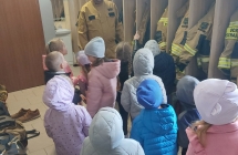 4. Przedszkolaki zwiedzaja remize strazacka.