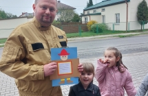9. Przedszkolaki dziekuja za spotkanie i wreczaja laurke.