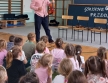 Nauczyciel demosntruje wyglad i budowe skrzypiec.