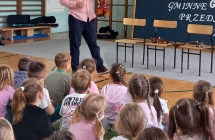 Nauczyciel demosntruje wyglad i budowe skrzypiec.